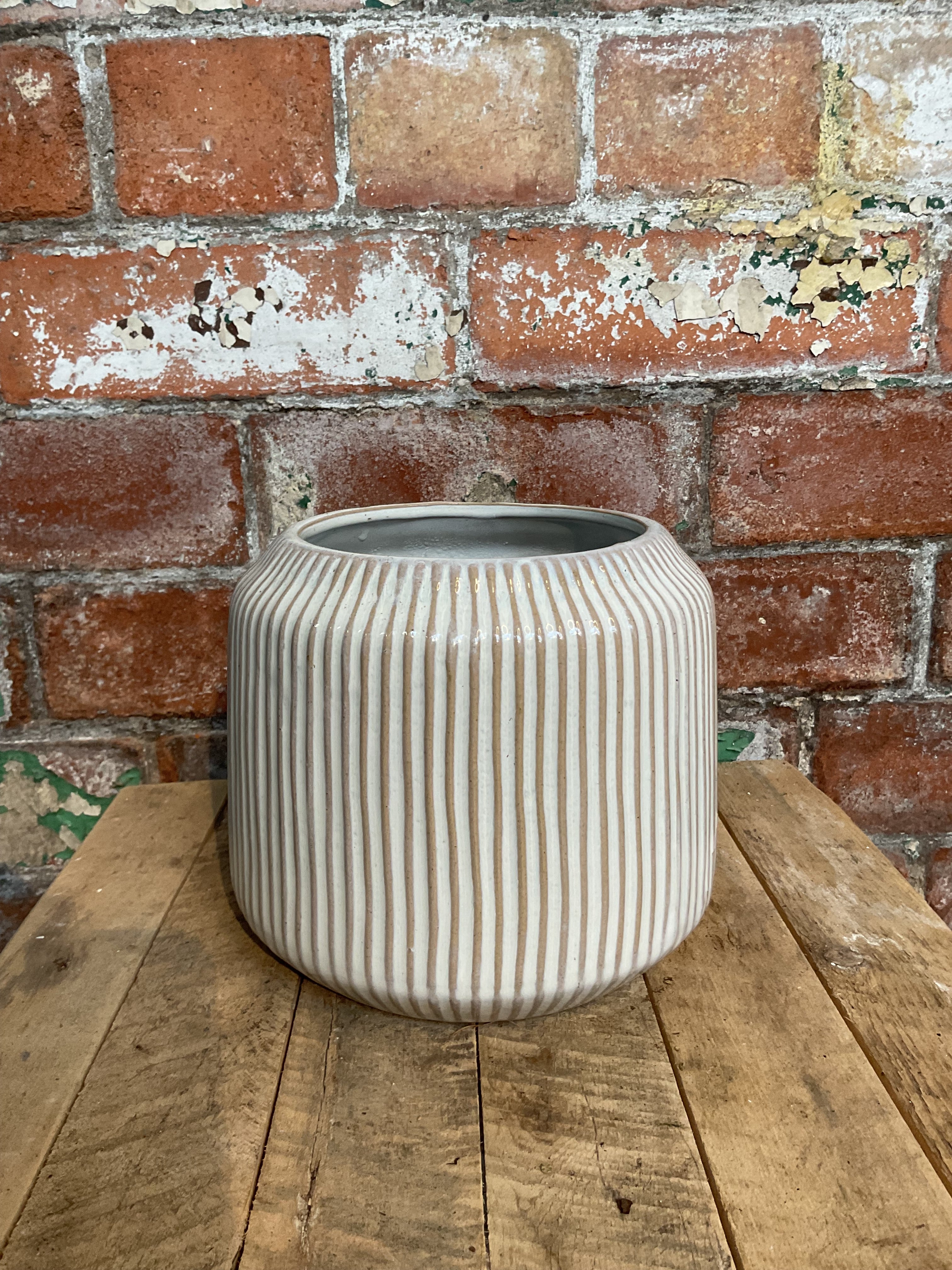 White ribbed pot – The Green East